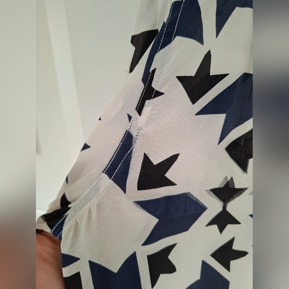 Equipment Femme 100% Silk Navy & Black Mosaic/Star Long-sleeve Blouse (Size L) - Picture 8 of 11